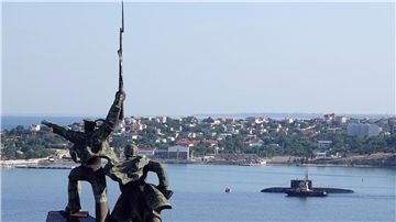 Russland annektierte die ukrainische Halbinsel Krim bereits im Jahr 2014 - im Bild zu sehen die Hafenstadt Sewastopol hinter dem sowjetischen Denkmal „Soldat und Seemann“.