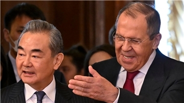Russlands Außenminister Sergej Lawrow empfing am Mittwoch Wang Yi, den leitenden Außenpolitiker von China.