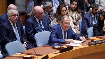Russlands Außenminister Sergej Lawrow (r) äußert sich im UN-Sicherheitsrat in New York zur Lage in der Ukraine.