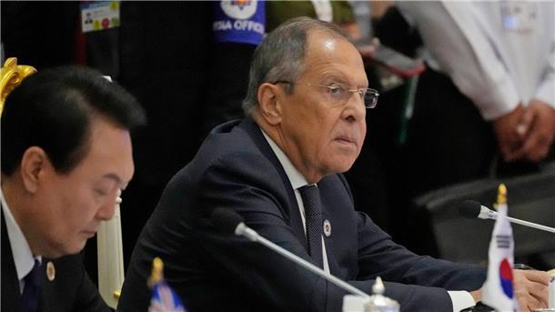 Lawrow macht USA bei Asean-Gipfel schwere Vorwürfe Russlands Außenminister Sergej Lawrow (r) in Phnom Penh.