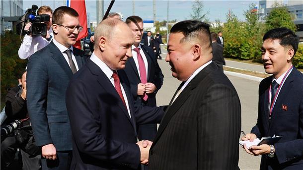 Kim verspricht Putin Unterstützung im Ukraine-Krieg Russlands Präsident Wladimir Putin (l), begrüßt Nordkoreas Machthaber Kim Jong Un am Weltraumbahnhof Wostotschny.