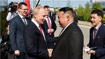 Russlands Präsident Wladimir Putin (l), begrüßt Nordkoreas Machthaber Kim Jong Un am Weltraumbahnhof Wostotschny.