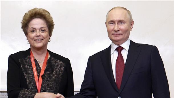 Russlands Präsident Wladimir Putin (r) und die ehemalige brasilianische Präsidentin Dilma Rousseff: Die russischen Behörden nutzen das Forum als Schaufenster, um die Entwicklung des Landes zu präsentieren und Investoren anzulocken.
