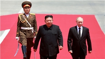 Russlands Präsident Wladimir Putin (r) und Nordkoreas Machthaber Kim Jong Un wollen ihr Partnerschaft stärken.