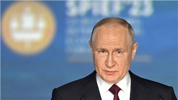 Russlands Präsident Wladimir Putin spricht auf dem Petersburger Wirtschaftsforum.