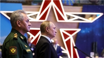 Russlands Präsident Wladimir Putin und Verteidigungsminister Sergej Schoigu (l) besuchen eine Militärausstellung in Moskau (Archivbild).