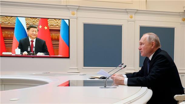 Ukraine-Krieg: Chinas Außenminister besorgt über Eskalation Russlands Präsident Wladimir Putin und Chinas Präsident Xi Jinping während einer Videokonferenz im Dezember 2022.