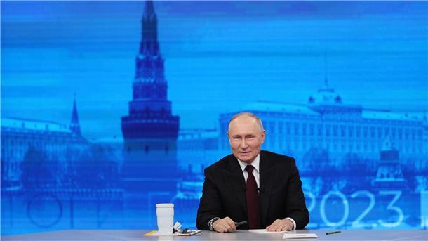 Putin stellt Bedingungen für Frieden Russlands Präsident Wladimir Putin zeigte sich bei seiner jährlichen Pressekonferenz demonstrativ freundlich gegenüber westlichen Journalisten.