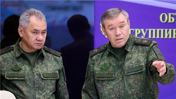 Russlands Verteidigungsminister Sergej Schoigu (l.), im Gespräch mit Waleri Gerassimow (Archivbild)