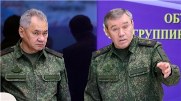 Russlands Verteidigungsminister Sergej Schoigu (l.), im Gespräch mit Waleri Gerassimow (Archivbild)