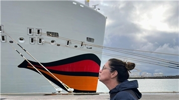 Ruth Hebler küsst die AIDA – alle Karikaturisten waren zur Recherche an Bord eines AIDA-Schiffs.