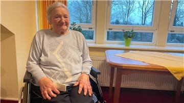 Frau vor Fenster