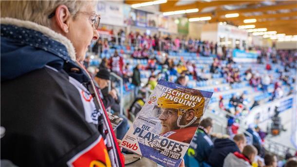 Ruth Zwenger aus Bremerhaven blättert durch das Playoff-Magazin der NORDSEE-ZEITUNG, das am Sonntag in der Eisarena verteilt wurde.