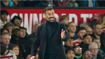 Ruud van Nistelrooy hat sein erstes Spiel als Trainer von Manchester United gewonnen.