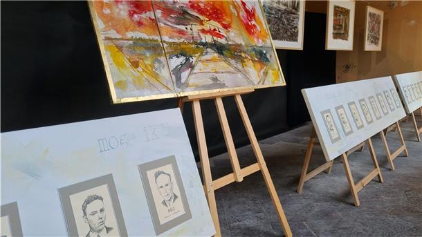 Ruurd van Schuijlenburg würdigt in eindrucksvollen Bleistiftporträts alle aus Putten nach Sandbostel deportierten Männer. Ben Middelkamp zeigt in expressionistischen Aquarellen die Orte des Geschehens, vom Anschlag bis zum Stalag X B Sandbostel.