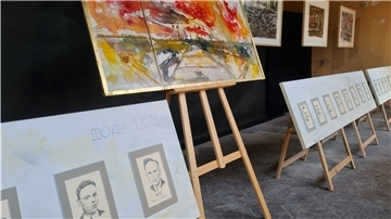 Ruurd van Schuijlenburg würdigt in eindrucksvollen Bleistiftporträts alle aus Putten nach Sandbostel deportierten Männer. Ben Middelkamp zeigt in expressionistischen Aquarellen die Orte des Geschehens, vom Anschlag bis zum Stalag X B Sandbostel.