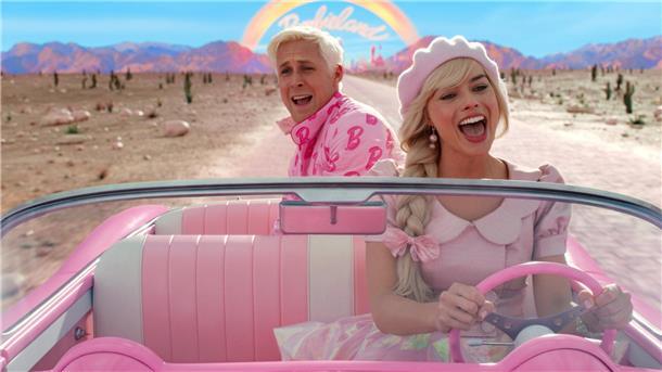 Ryan Gosling als Ken und Margot Robbie als Barbie in einer Szene der Films "Barbie" . Der Film lief Mittwoch auch in Bremerhaven an. Die Vorstellung war ausverkauft.