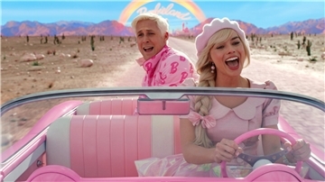 Ryan Gosling als Ken und Margot Robbie als Barbie in einer Szene der Films "Barbie" . Der Film lief Mittwoch auch in Bremerhaven an. Die Vorstellung war ausverkauft.