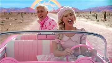 Ryan Gosling als Ken und Margot Robbie als Barbie in einer Szene der Films „Barbie“.