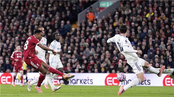 Ryan Gravenberch (l) trifft für den FC Liverpool zum erlösenden 2:0.