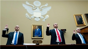 Ryan Graves (l-r), Geschäftsführer von Americans for Safe Aerospace, sowie die ehemaligen US-Militärpiloten David Grusch und David Fravor werden während einer Anhörung des Unterausschusses über unidentifizierte Flugobjekte in Washington vereidigt.