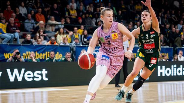 Saarlouis holt nach 15 Jahren wieder den Basketball-Pokal Saarlouis Roosa Lehtoranta (l.) auf zieht gegen Kelterns Alexandra Wilke zum Korb