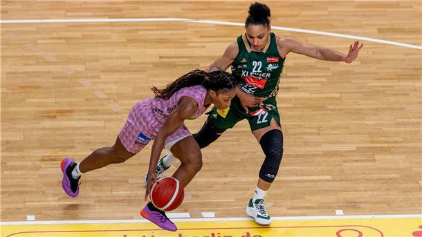 Saarlouis holt nach 15 Jahren wieder den Basketball-Pokal Saarlouis überragende Spielmacherin Martha Burse (l.) im Duell mit Kelterns Rachel Arthur