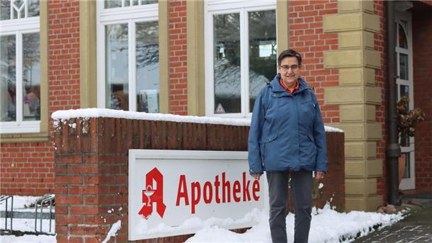Sabine Blume-Forst aus Wilstedt steht vor der Wilstedter Apotheke. Zum Jahresende will die 70-jährige Apothekerin in den Ruhestand gehen.