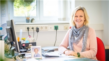 Sabine Brendel sitzt an ihrem Schreibtisch.