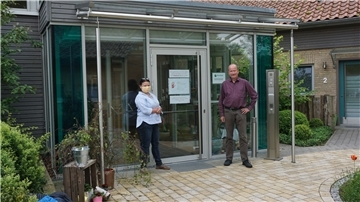 Sabine Eckstein und Volker Rosenfeld vor dem Eingang zum stationären Hospiz, in dem wegen der Corona-Krise gewisse Einschränkungen gelten müssen.