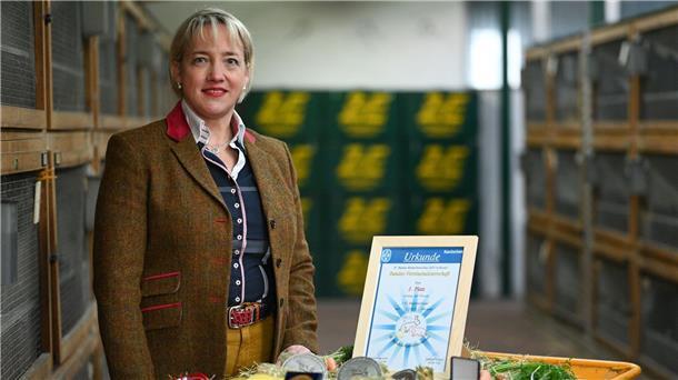 Deutschlands beste Kaninchenzüchter kommen aus Ostfriesland Sabine Eggerking, beste Kanichenzüchterin, zeigt ihre Auszeichnungen der Bundesvergleich Show.