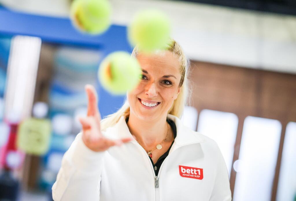 Tennisstar Sabine Lisicki übernimmt Rolle bei RTL-Serie Sabine Lisicki spielt in der Serie Sabine Lisicki - und gibt in der Seifenoper einen Tennis-Workshop.
