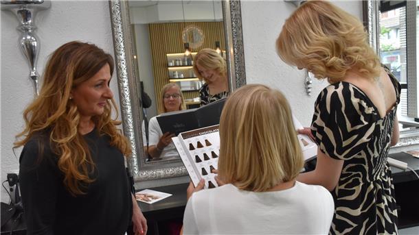 Zwei Frauen im Frisiersalon