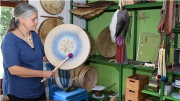 Sabine Weyhe trommelt in der Werkstatt auf einer der vielen von ihr gebauten Exemplare, die unter anderem in Island entstanden sind. 