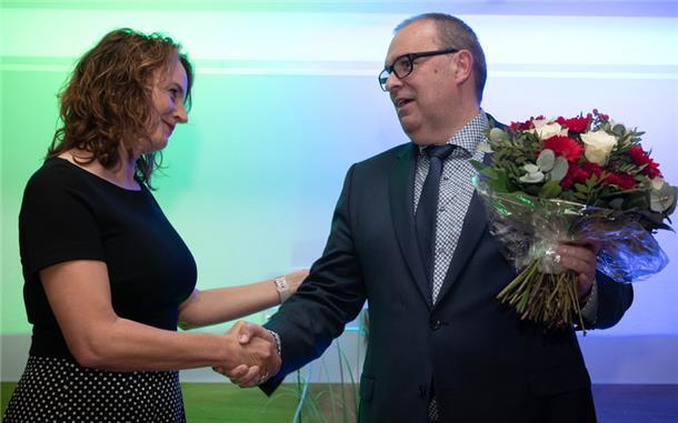 Sabine Wist, stellvertretende Vorsitzende des SPD-Kreisverbandes, gratuliert Thomas Krüger im Lindenhofsaal in Langen zum neuen Amt.