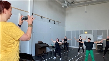 Sabrina Eggerichs und das Team des Stadttheaters suchen Statistinnen für Spamalot.