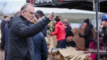 Sachsen-Anhalts Ministerpräsident Reiner Haseloff (CDU) ist bei einem Besuch im Hochwassergebiet unfreundlich empfangen worden.