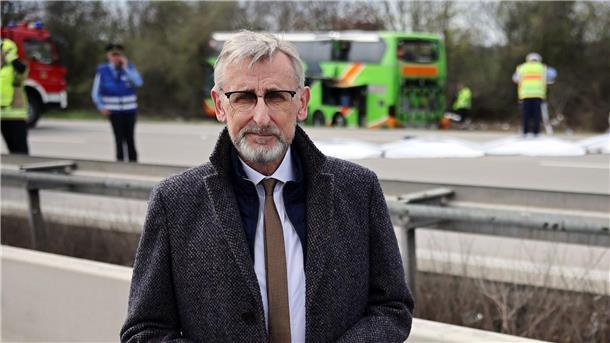 Busunfall auf A9: Polizei korrigiert Zahl der Toten auf vier Sachsens Innenminister Armin Schuster hat sich vor Ort einen Überblick verschafft.