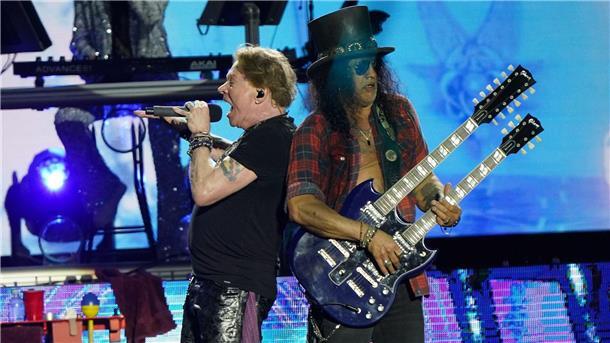 Elton John lässt sich in Glastonbury feiern Sänger Axl Rose (l) und Gitarrist Slash von Guns N‘ Roses beim ihrem Auftritt in Glastonbury.