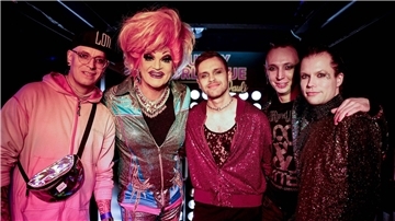 Sänger Chris Harms (l-r) mit der Travestie-Künstlerin Olivia Jones,  Gitarrist Pi, Keyboarder Gerrit Heinemann und Bassist Klaas Helmecke in Hamburg.
