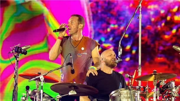 Sänger Chris Martin (l) neben Schlagzeuger Will Champion im August 2022 in London.