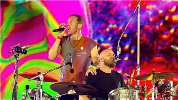 Sänger Chris Martin (l) neben Schlagzeuger Will Champion im August 2022 in London.