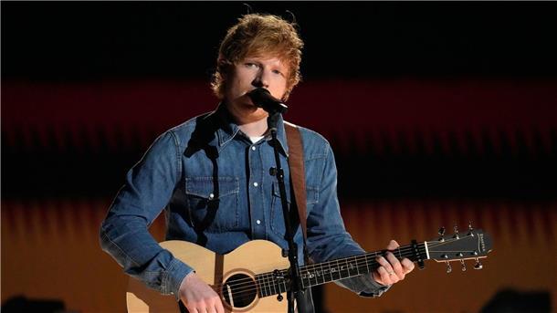 Sänger Ed Sheeran meint: Wer so Musik machen will wie er, sollte lernen, beim Gitarrespielen nach vorn zu schauen, zu singen und zu klimpern.