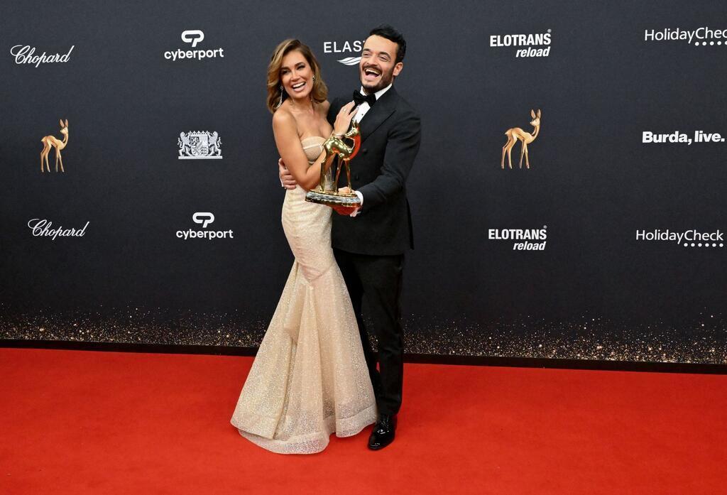Glanz, Glamour und Politik bei den Bambis Sänger Giovanni Zarrella (r) und seine Frau Jana Ina Zarrella jubeln mit dem Bambi in der Kategorie „Entertainment“.