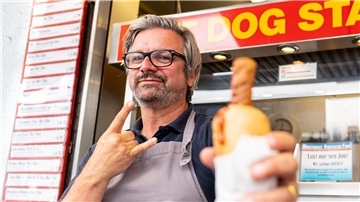 Sänger Henning Wehland („H-Blockx“) 2022 an einem Hot Dog-Stand in Münster.