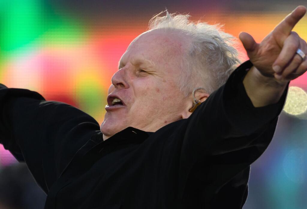 Sänger Herbert Grönemeyer schafft es mit „Zeit, dass sich was dreht“ an die Spitze der Charts.