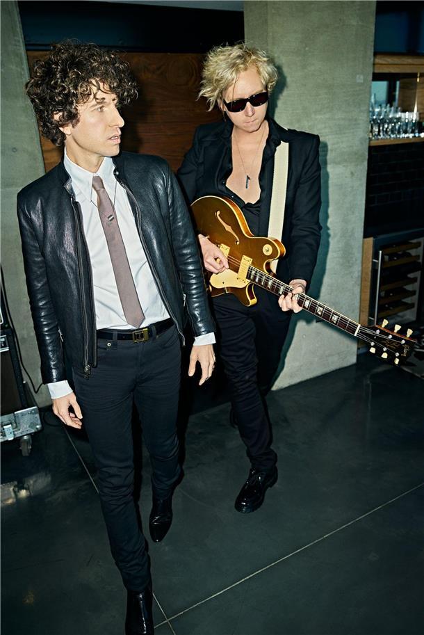 Sänger Luke Pritchard (l) und Gitarrist Hugh Harris der Britpop-Band The Kooks s...