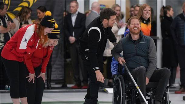 Bilder des Tages Sänger Michael Buble (2.v.r) scherzt mit Prinz Harry, der bei einem Trainingslager der Invictus Games in Vancouver Rollstuhlcurling ausprobiert.