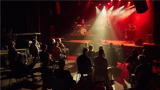 Sänger Oliver Garland (M.), und seine Band Koko aus Großbritannien spielten beim Auftakt des Reeperbahn Festivals im „Uebel&Gefährlich“ vor lichten Reihen.