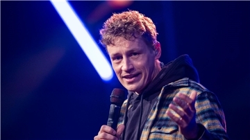 Sänger Tim Bendzko legt mit „April“ ein Album zwischen Euphorie und Melancholie vor.